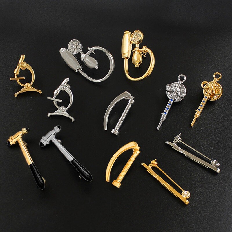 Medizinische Broschen Schmuck Herzschlag Skalpell Reflex Hammer Pins Spritze #e