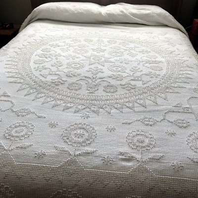 Morgan Jones Full size 100 x 88 White Chenile Bedspread fringe Minuet pattern
