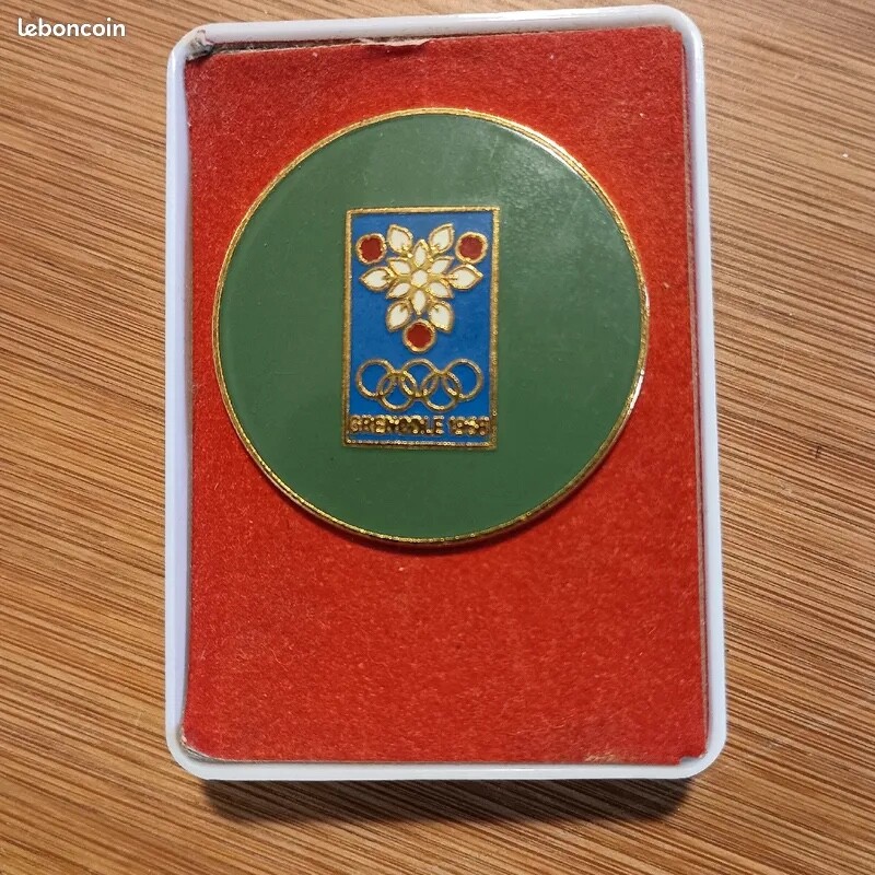 Badge Officiel Des Jeux Olympiques D'Hiver De Grenoble 1968