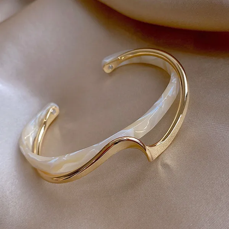 2021 Women Bracelet Simple White Shellfish Board Bend Metal Geometric Overlap Opening Bangle Fashion Jewellery