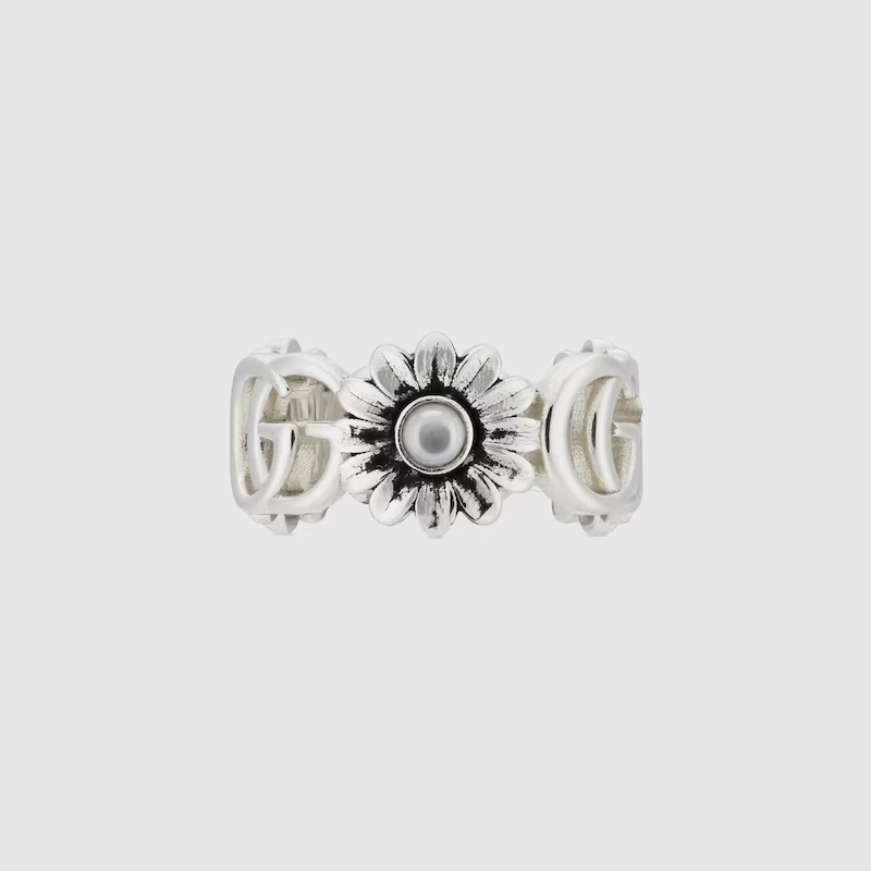 GUCCI 蝶型ブローチ　ほぼ新品　激安 Gucci GG Marmont Mother of Pearl Flower Ring YBC527394003017
