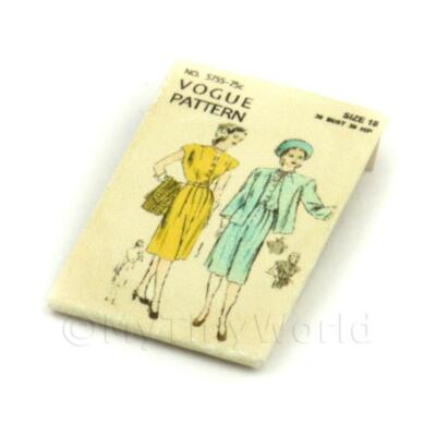 Maison de Poupées Miniature Vogue Robe Motif Paquet (DPP067)