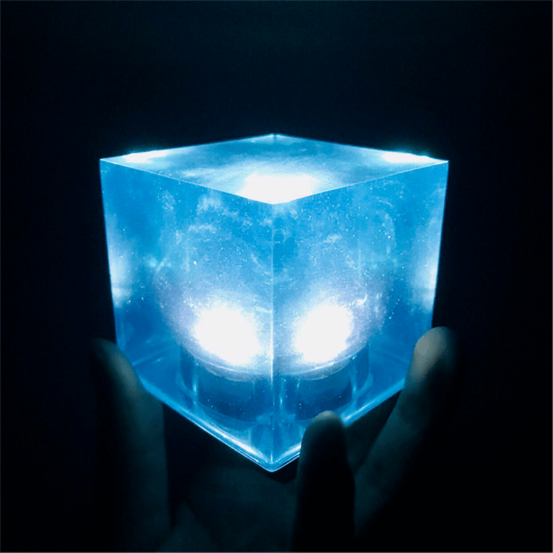 тессеракт камень. тессеракт марвел. светящийся куб. тессеракт космос. куб со светом.