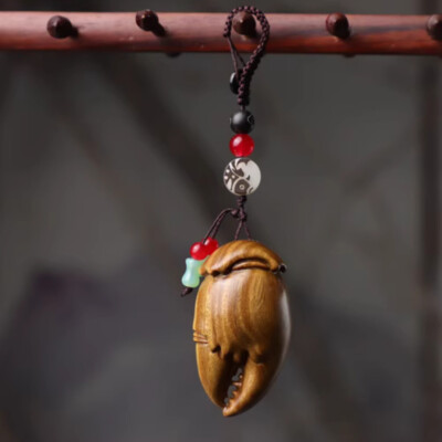 Green Sandalwood Crab Claw Car Keychain with Money in Hand Key Decoration