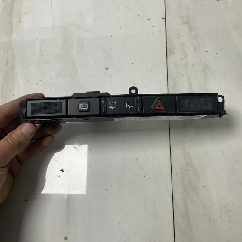 INTERRUTTORE LUCI EMERGENZA CHRYSLER VOYAGER/GRAND VOYAGER (04/01>04/04<) 2.5