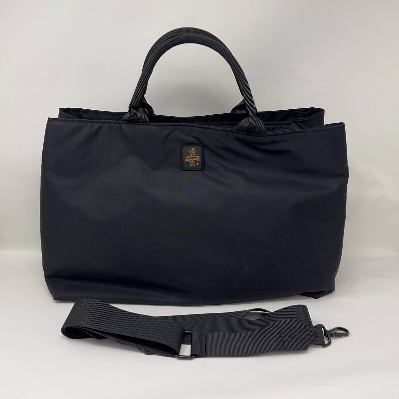

Сумочка женская Refrigiwear Day Handbag черная с плечевым ремнем