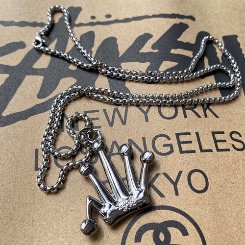 アクセサリー STUSSY SILVER ALPHABET PENDANT (L) Silver Alphabet Pendant – Silver | Accessories | Stüssy UK