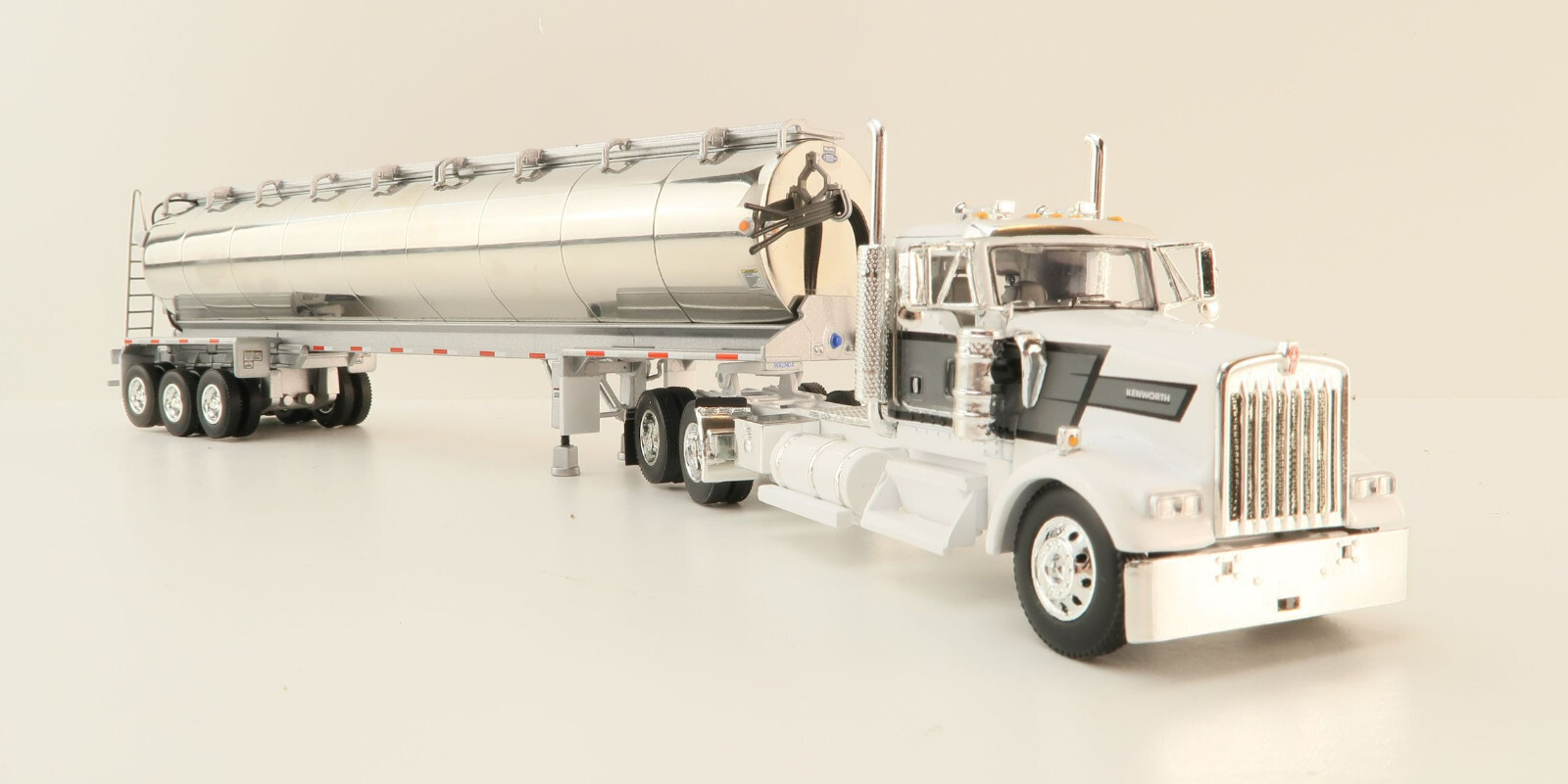 ミニカー FAST&FURIOUS Kenworth Transporter 1/64 ミニカー FAST&FURIOUS Kenworth Transporter 1/64 ミニカー