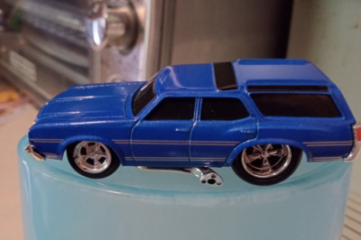 MUSCLE MACHINE. 1:64. LOOSE. 70 OLDS VISTA CRUISER. BLUE. FROM 5 PACK.