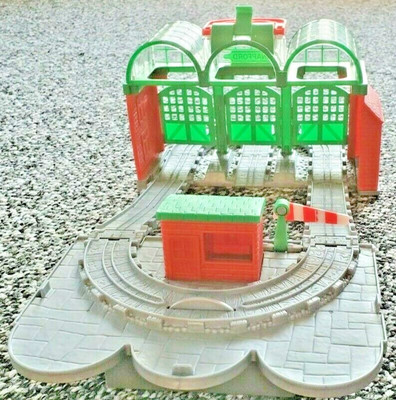 RAILWAY STATION TRAIN TRACKS KNAPFORD  SWINGING DOORS IN & CURVES OUT TOY
