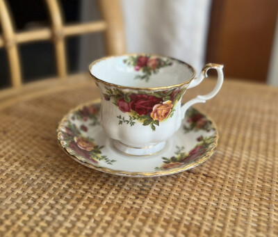 Beautiful! Vintage Royal Albert Old Country Rose Tea Cup and Saucer(C2)