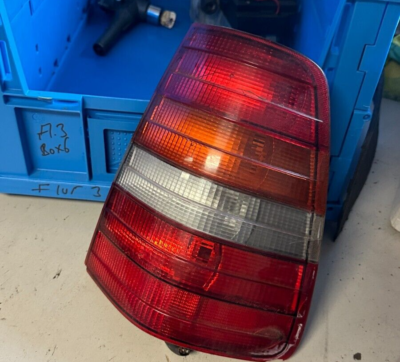 Mercedes W124 Kombi S124 Rückleuchte Heckleuchte RECHTS ORIGINAL 