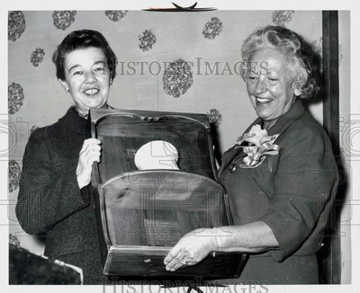 1965 Press Photo Mrs. Irving Imoberstag receives trophy from Mrs. Edwin Bodkin