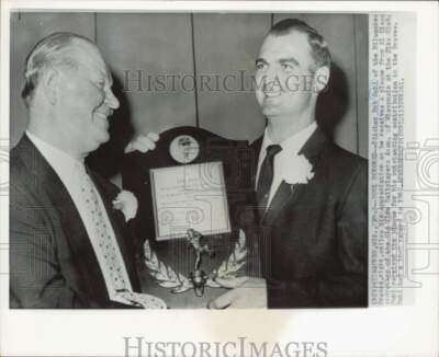 1961 Press Photo Al Cissa Awards Milwaukee Brave Bob Buhl at Elks Club
