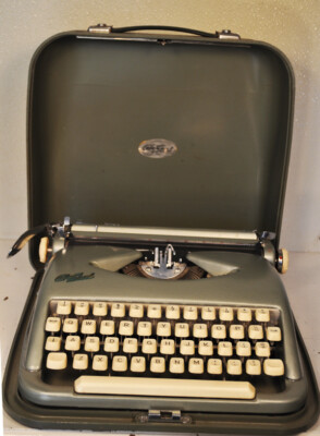 QWERTY Manual vintage compact TYPEWRITER Jet Black UNDERWOOD 320 case