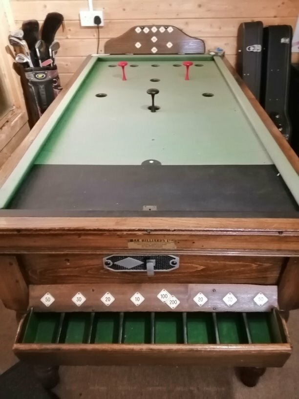 Used Bar Billiards Table, 4 cues, balls, scorebord, excellent clockwork