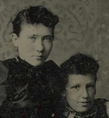 TINTYPE STUDIO PORTRAIT 2 LADIES/SISTERS/TWINS?, 1/6 PLATE