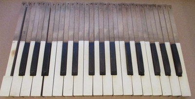 LOT 32 ANTIQUE PUMP ORGAN KEYBOARD KEYS BLACK + WHITE  B