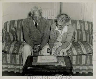 1947 Press Photo Mr. and Mrs. Alonzo Amos Stagg check diagram. - kfa12521