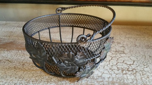 Round Metal Leaf Basket with Handle 5 5/8