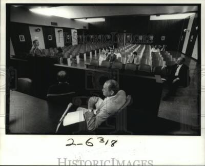 1984 Press Photo Mayor Aaron Broussard addresses public hearing on Parking Space