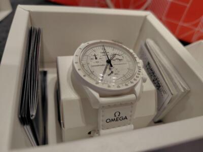 Pre-owned Swatch Omega X  X Snoopy Mission To The Moonphase Moon Watch White So33w700