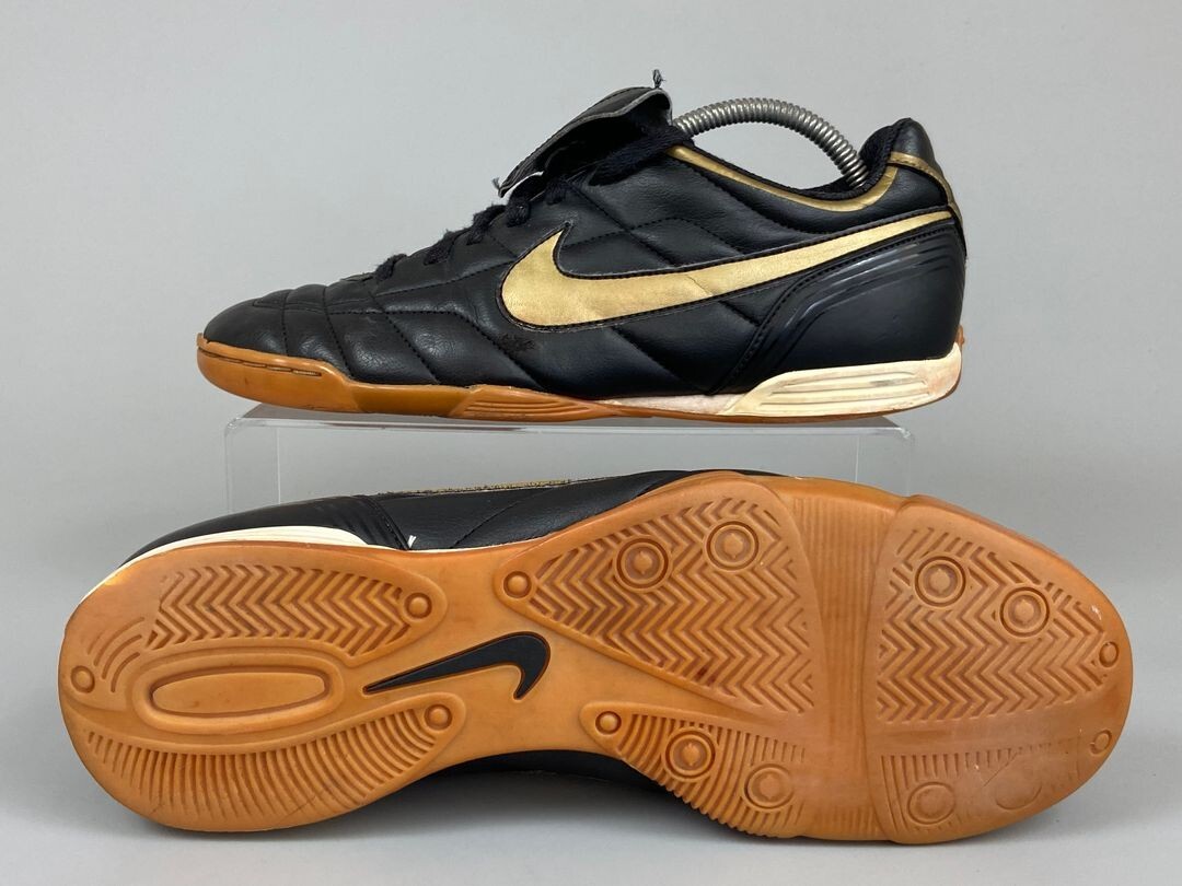2006 Nike tiempo legend II US 9.5 vintage soccer shoes