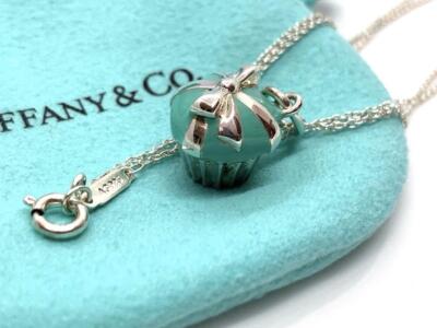 Tiffany & Co. カップケーキチャーム Tiffany & Co. Cupcake Charms in Sterling Silver | myGemma