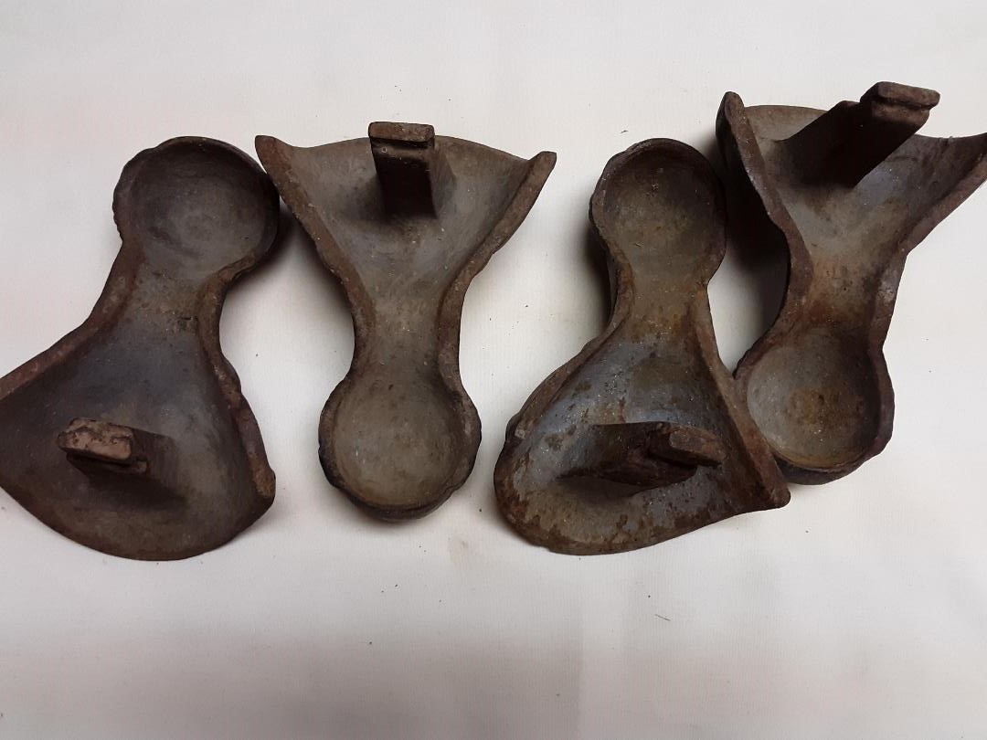 Set of 4 vintage cast iron eagle claw ball bath tub feet