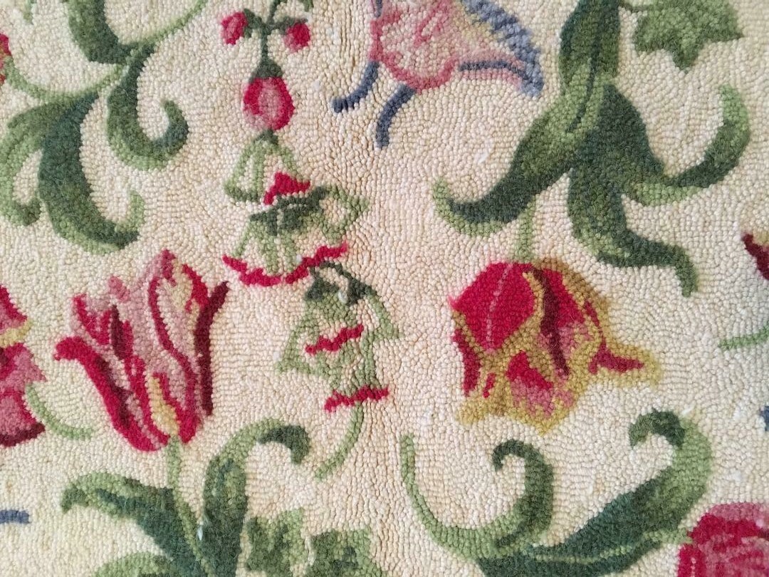 VINTAGE TULIPS FLORAL HOOKED RUG