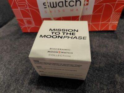 Pre-owned Swatch Omega X  X Snoopy Mission To The Moonphase Moon Watch White So33w700