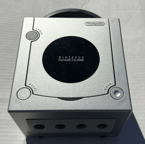 Nintendo GameCube Console (DOL-101) with Original Controller Nintendo GameCube Console (DOL-101) with Original Controller