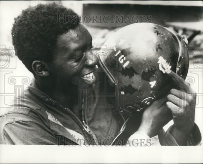1969 Press Photo Pro Sam Hampton a U.s. Marine is able to smile as he points
