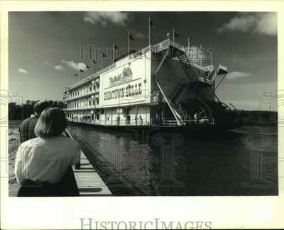 1994 Press Photo Worker Debbie Marullo waits for Boomtown Belle Casino to dock