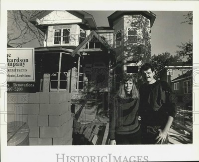 1987 Press Photo Mark and Marian Needham stand at renovated Brockenbraugh home