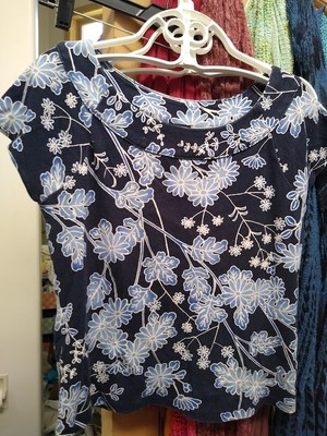 Rafaella 100% cotton stretch blue floral cap sleeve round neck top. Size L