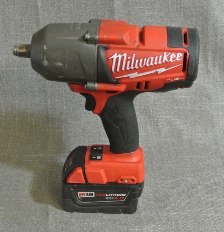 MILWAUKEE M18 276320FUEL 1/2'' IMPACT WRENCH W/BATTERY AND CHARGER (192672-1 GN)