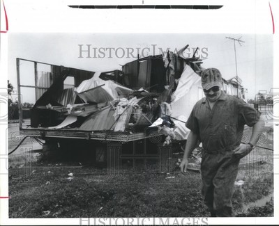 1986 Press Photo Ken Hearnsberger's trailer destroyed by Hurricane Bonnie in TX