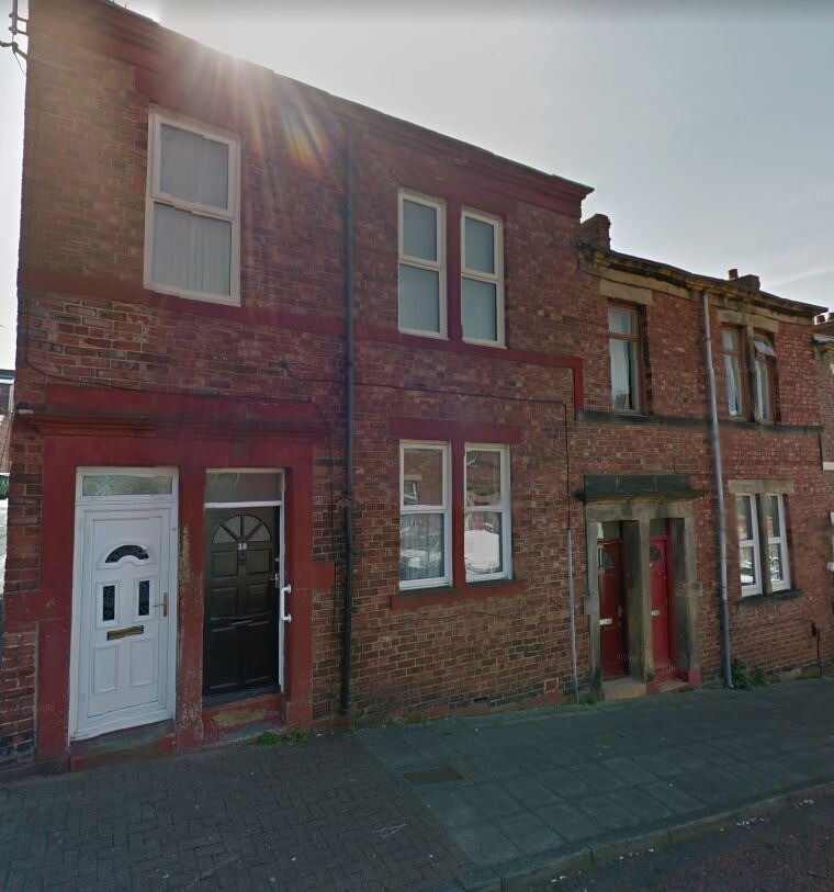 Spacious 2 Bedroom Lower Flat available to rent in Deckham, Gateshead