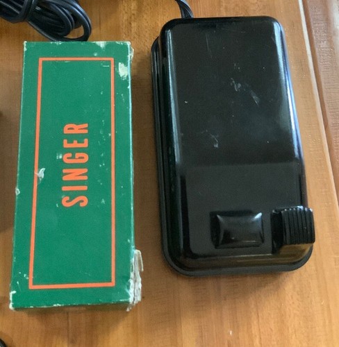 Vintage Singer Featherweight 221 1952 sewing machine With Case Accessories