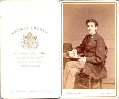 Ghémar, Bruxelles, Un beau jeune homme brun regarde un album photo Vintage CDV a