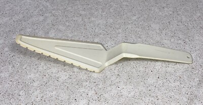 TUPPERWARE CUT N SERVE SERRATED PIE CAKE SERVER #1228 VINTAGE