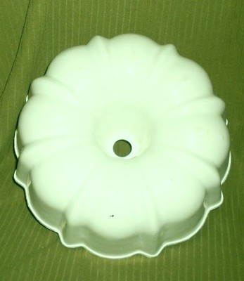 Mr. Microwave Tubecaker Microwave Oven Bundt Pan b