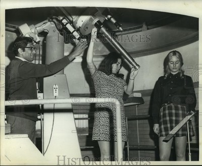 1970 Press Photo Kan Agarwal, instructor; Sandra Christen and Kathleen Carroll