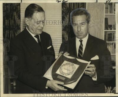 1968 Press Photo Ambassador Vasco Tristao Leitao de Cunha of Brazil Gets Plaque