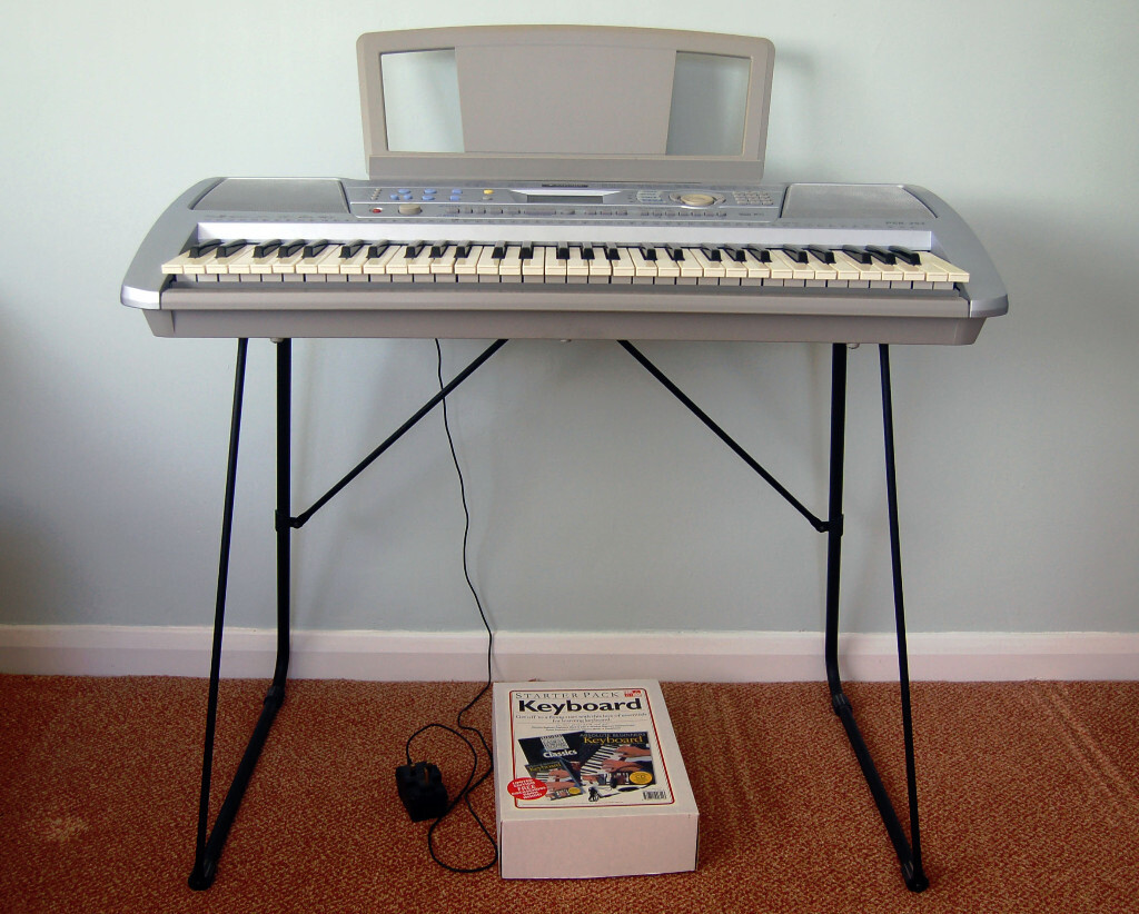 Yamaha PSR292 Keyboard with Power Supply and Stand in Troon, South