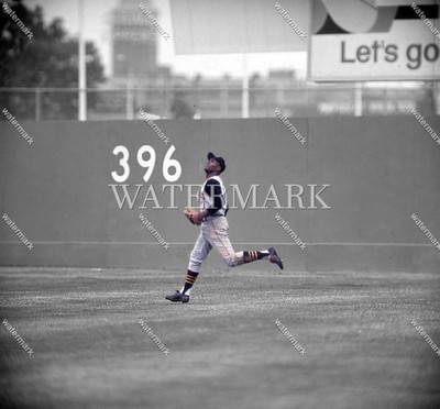 CV552 Roberto Clemente Pirates Spotlight 8x10 11x14 16x20 Spotlight Photo
