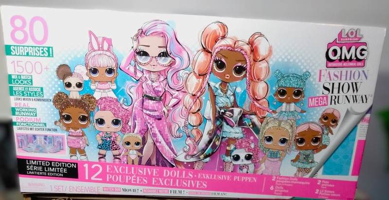 LOL Surprise OMG Fashion Show Mega Runway, Exclusive Dolls, 80