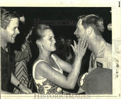1971 Press Photo Bonnie Jo Allen Admires Spaceman David Scott's Beard, Houston
