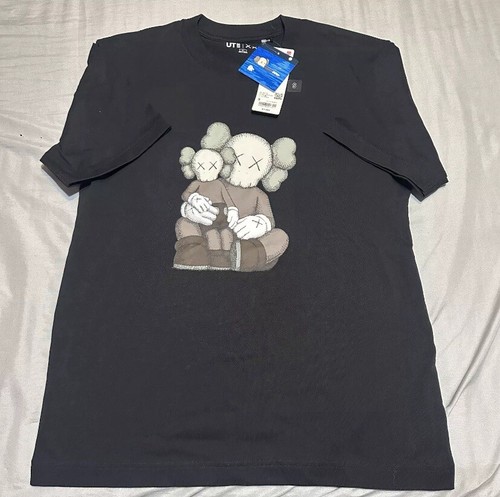 送料無料！KAWS x UNIQLO コラボ TEE / SIZE:M Fast Ship] KAWS x UNIQLO UT T-SHIRTS NEW 2023 with Tag JAPAN